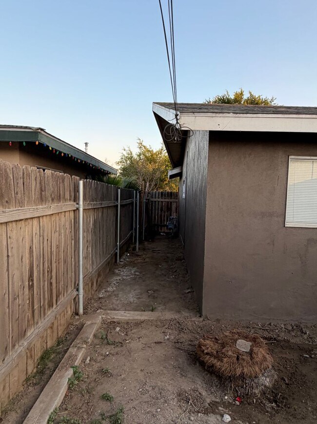 Building Photo - Affordable 3 BD 2 BA house in SW Bakersfield on a corner lot