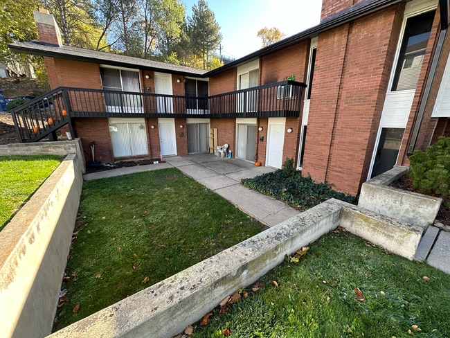 Building Photo - Pinnacle Apartments