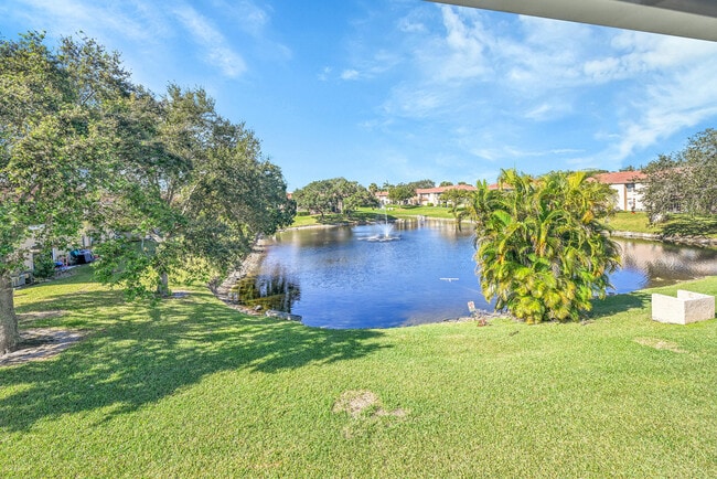 Building Photo - 906 Twin Lakes Dr