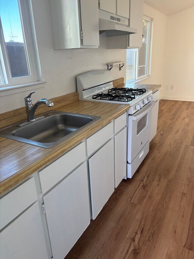 Building Photo - 309 King St