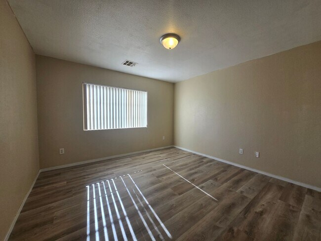 Building Photo - 2 Story Home with 5 Bedrooms