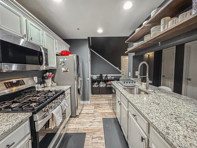 Building Photo - Stylish 3 Bed 3 Bath Condo With Large Balcony in Desired Riverbend at Cascades - Water Included