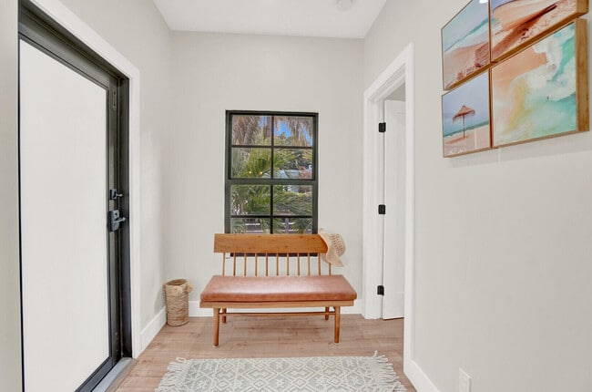 Building Photo - 727 Fernwood Dr