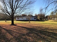 Building Photo - 2BR Home on 2 acres in Statesville