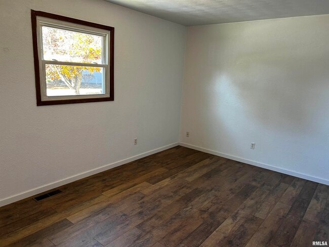 Building Photo - 1107 Eisenhower Dr