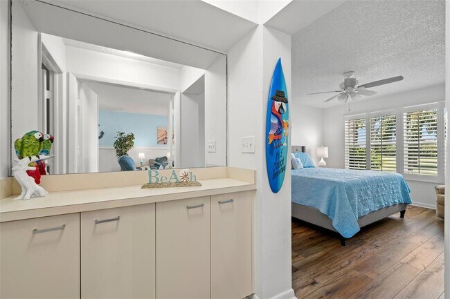 Building Photo - 6191 Bahia Del Mar Blvd S