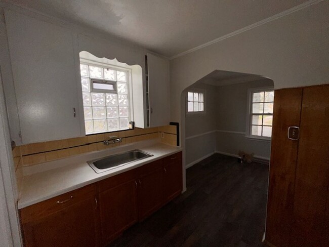 Building Photo - Three Bed 1 Bath Brick Bungalow with basem...