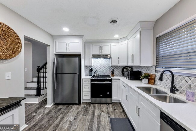 Building Photo - 3715 Clearwater Dr