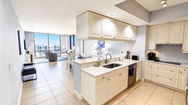 Building Photo - SEASONAL/SHOT TERM/ ANNUAL Turnkey furnished high end condo downtown