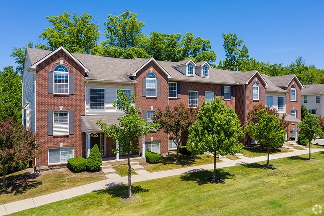 Signature-Level Modern Two-Tone Kitchen & Stainless Steel Appliances - Blue Heron Pointe