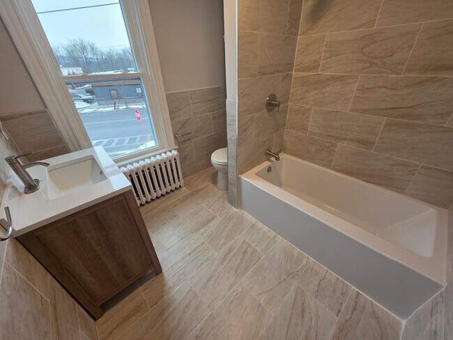 Building Photo - 3 Bedroom Apartment - Kingston, NY