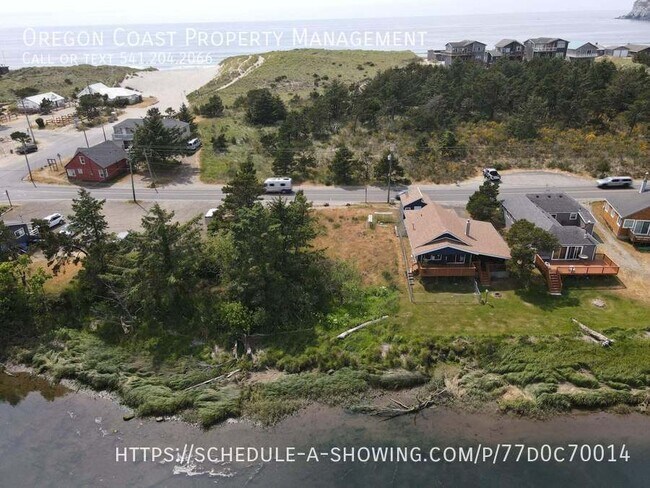 Building Photo - 2bed/2bath home on the river and close to ...