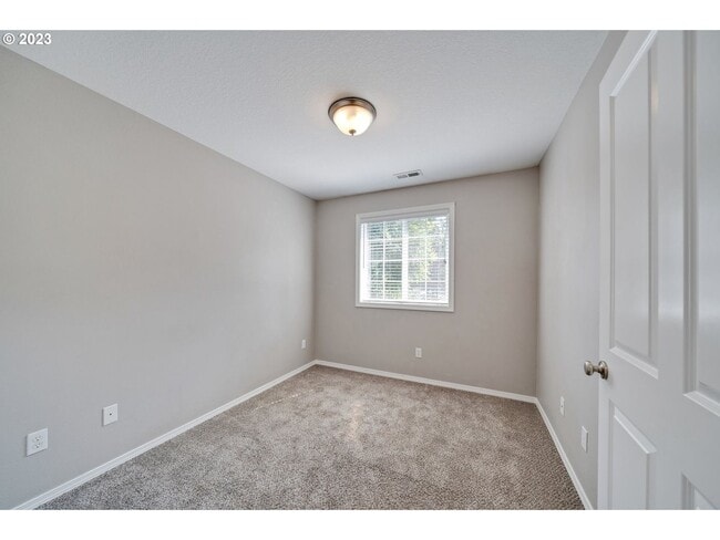 Building Photo - Stunning townhouse in Canby- 3 bed / 2.5 b...
