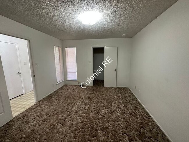 Building Photo - Spacious 3 bedroom 2 bathroom townhouse for rent. Fireplace in living area, washer/dryer hookups,...