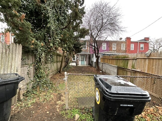 Building Photo - 2006 Holly St