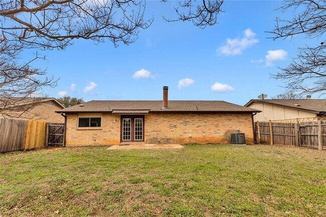 Building Photo - Nice 3 Bedroom, 2 Full Bath Home Located in SW Ft. Worth!