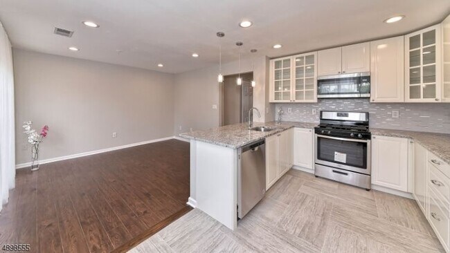 Building Photo - 44 Greenbrook Dr