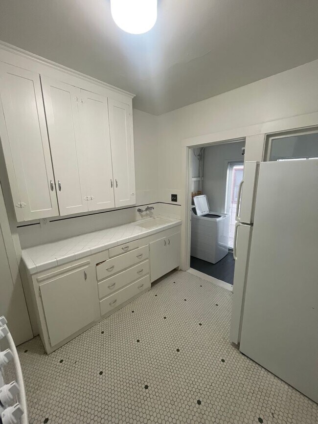 Building Photo - Charming one-bed, one-bath apartment in Midtown