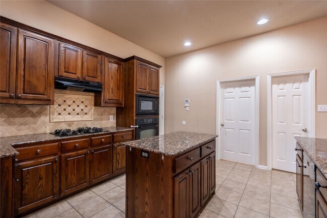 Building Photo - 2505 Vista Oaks Dr
