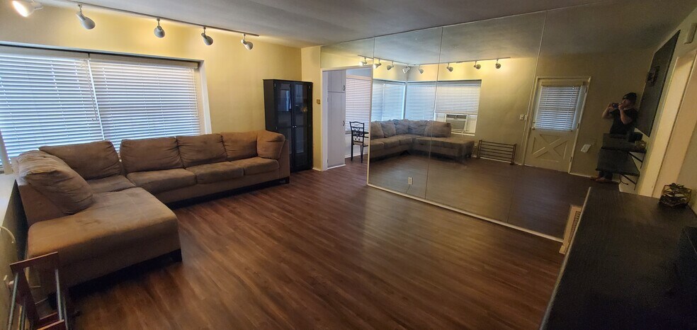 Building Photo - 5313 Radford Ave