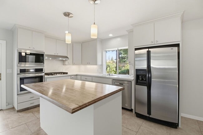 Building Photo - Remodeled 3-Bedroom 2.5-Bathroom Barron Park Home