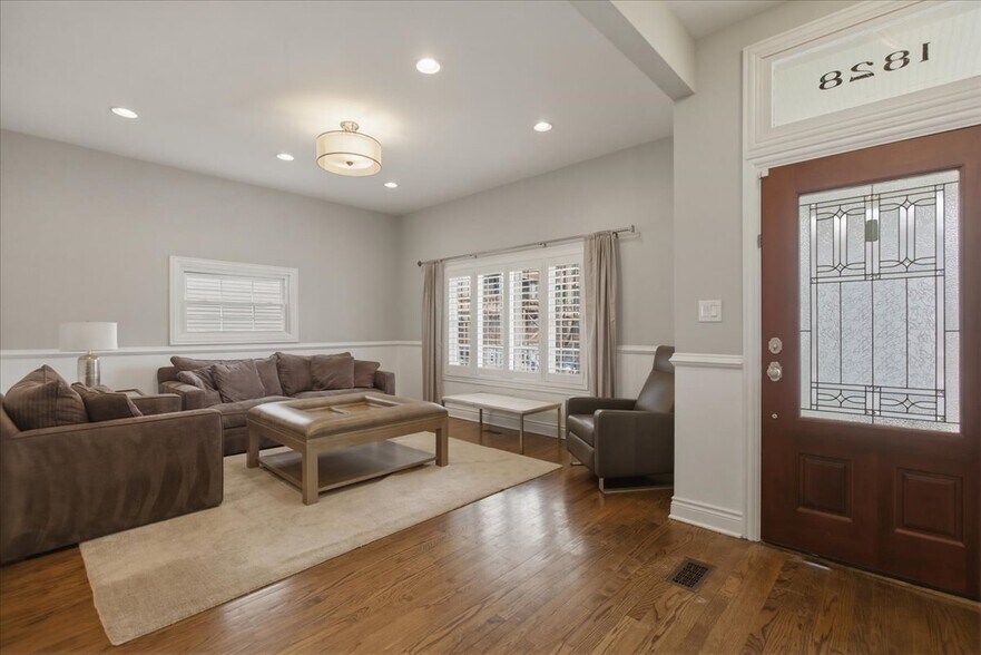 Building Photo - 1828 W Berenice Ave