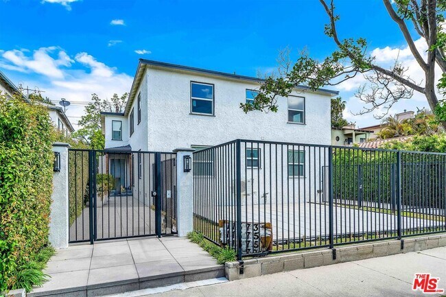 Building Photo - 11575 Riverside Dr