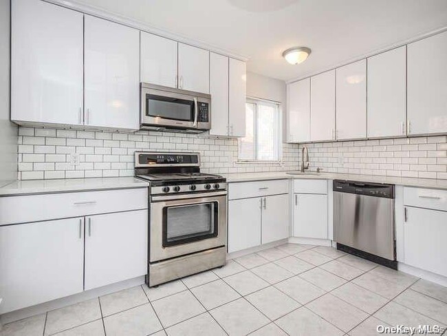 Building Photo - 62 A Linwood Rd N