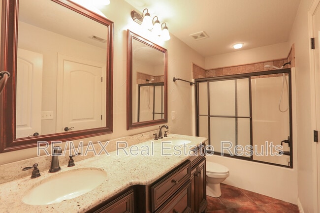 Building Photo - 3505 SW Cranbrook Ave