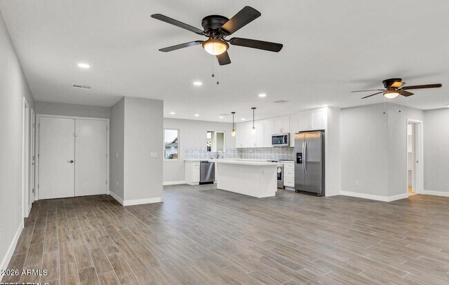 Building Photo - 10602 W Cumberland Dr