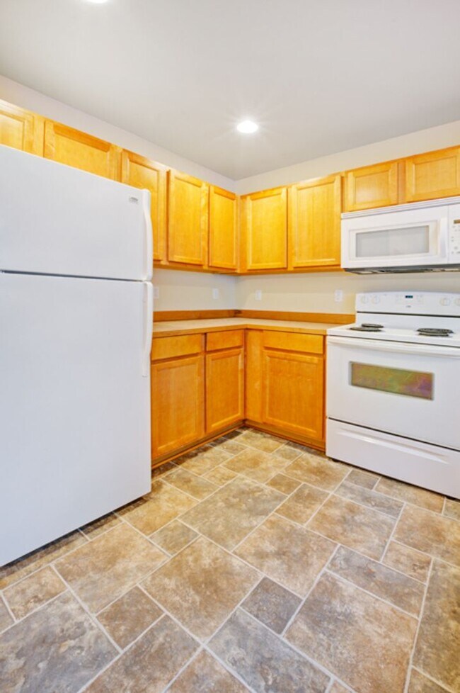 Building Photo - **$500 MOVE IN CREDIT if move in occurs pr...