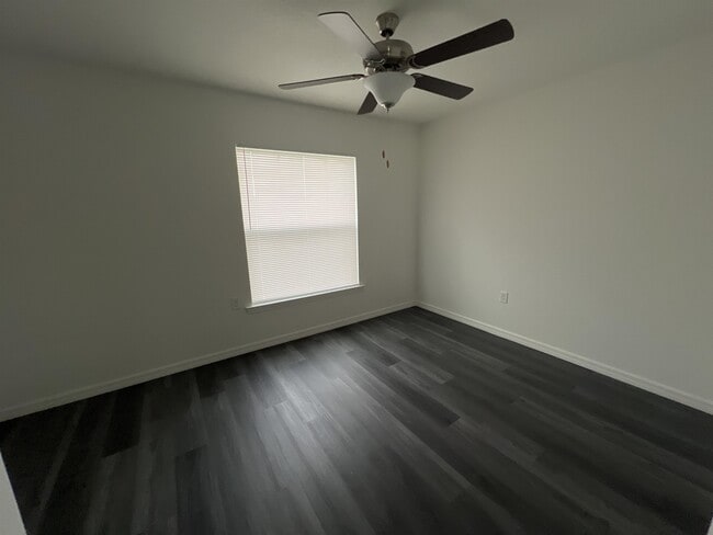 Building Photo - 9 Maple Dr