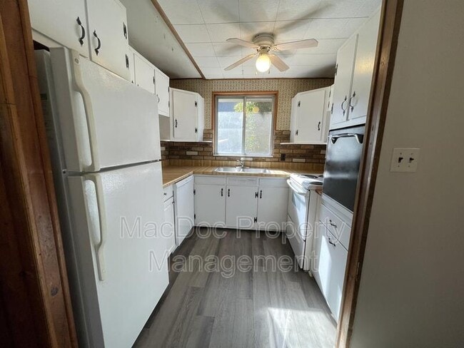 Building Photo - 900 Lakeview Pkwy