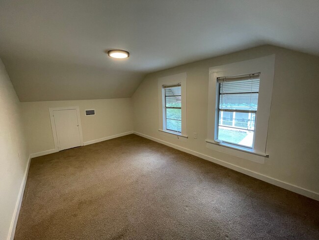 Building Photo - Fall 2025 Rental - Beautiful 3 Bedroom, 2 ...