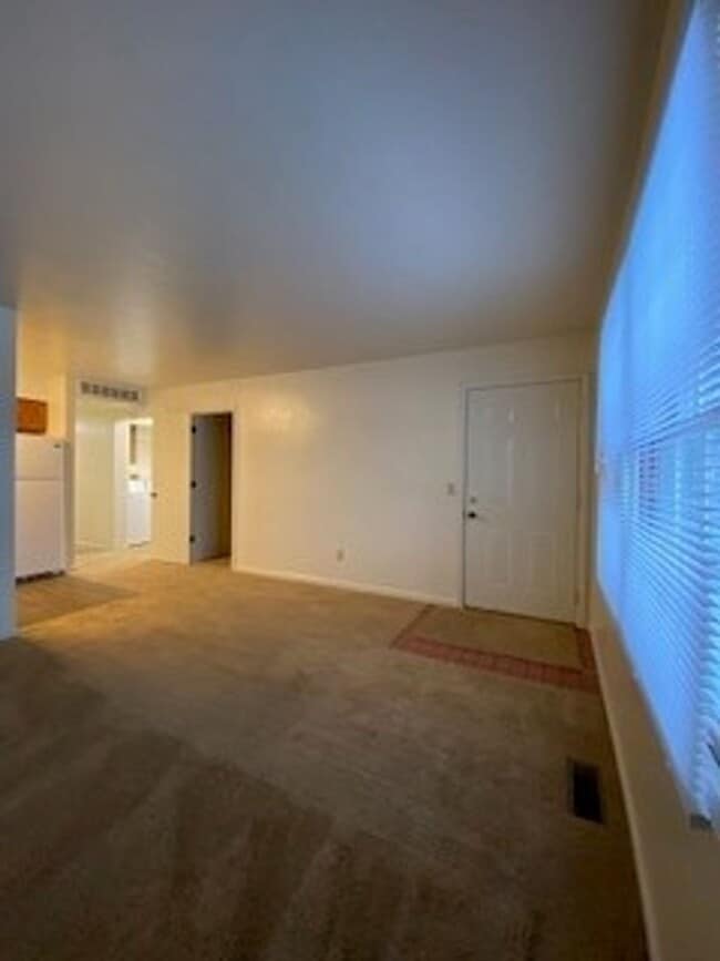 Building Photo - 124 S Silverwood Ln