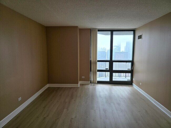 Building Photo - 10 E Ontario St