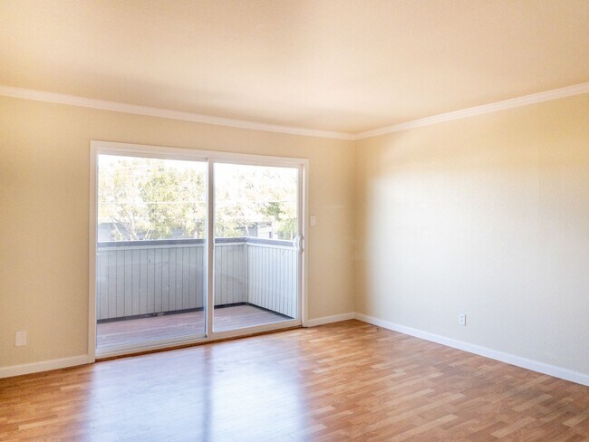 Building Photo - 2BD 1BA Recently Renovated Unit! Parking! ...