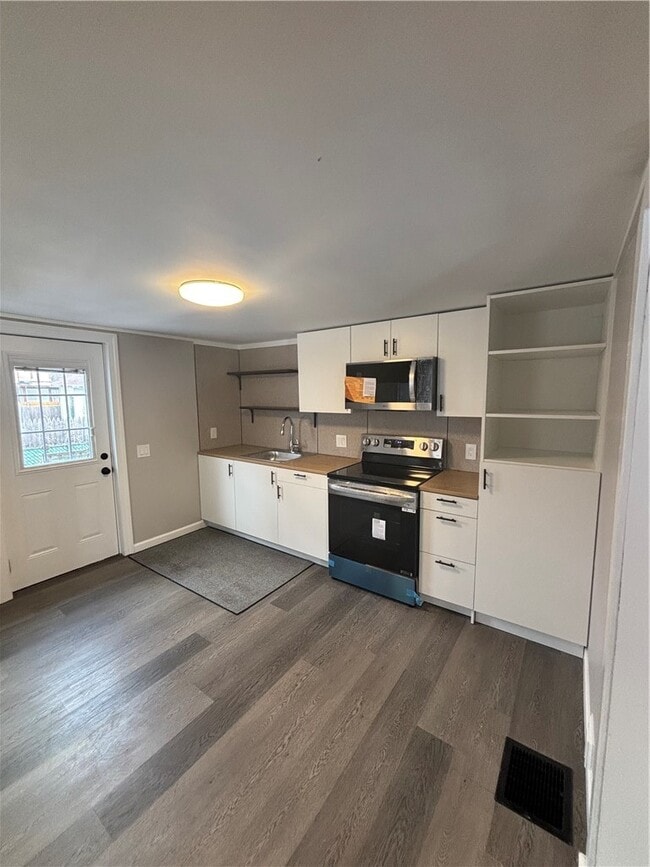 Building Photo - 420 W 5th St