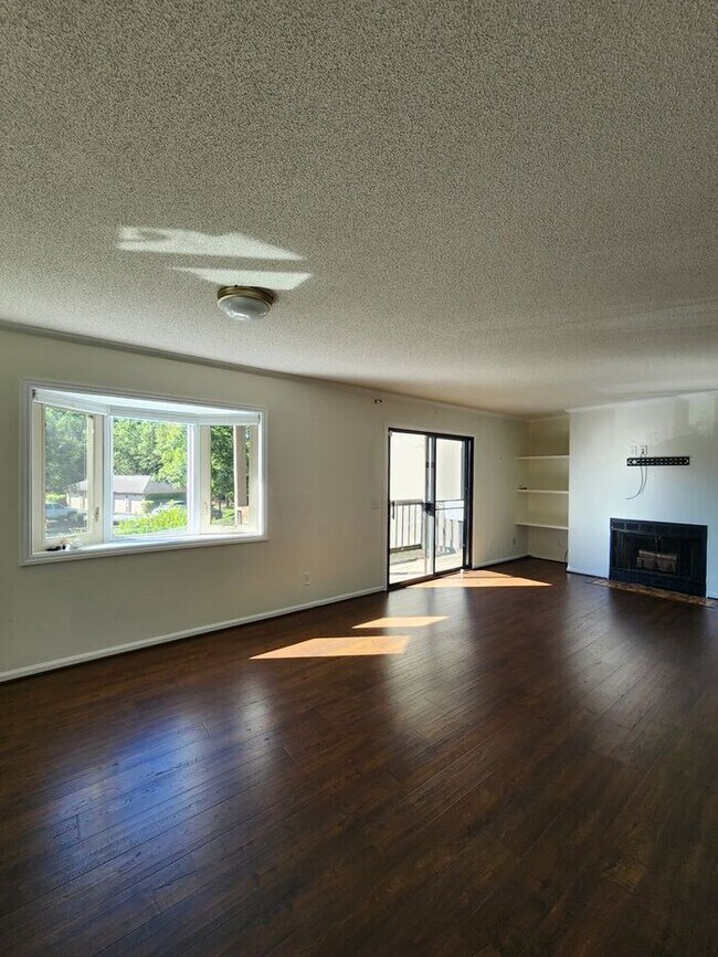 Building Photo - Asheville Racquet Club Rental!