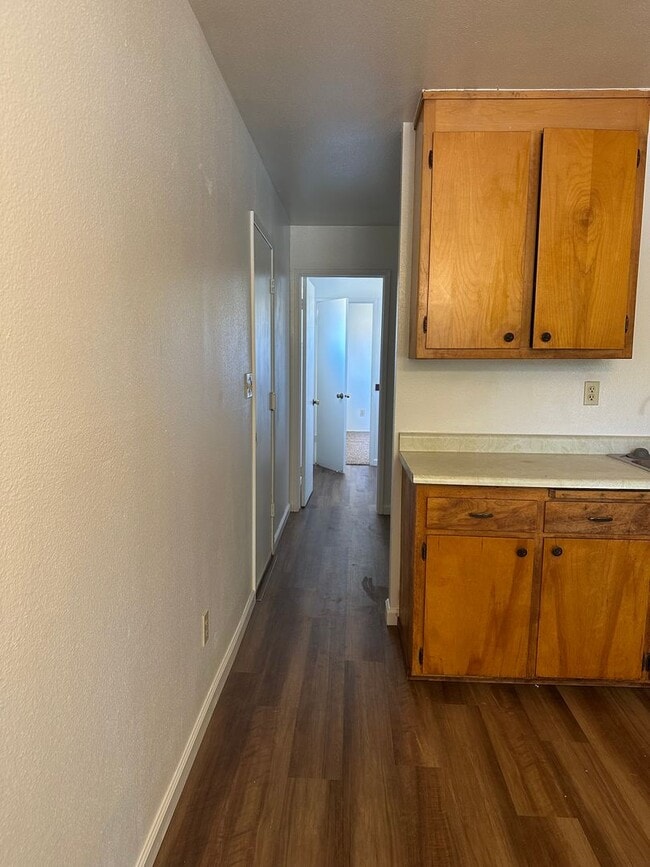 Building Photo - New LVP & Carpet! Great Anderson location!