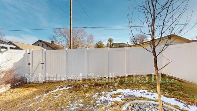 Building Photo - 454 Cedar St