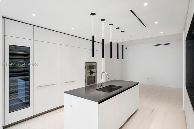 Building Photo - 300 Biscayne Blvd Way