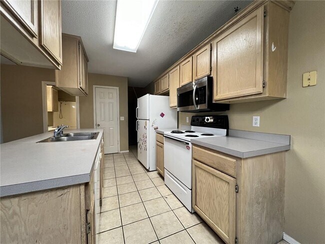Building Photo - 1629 N Saddlehorn Ave