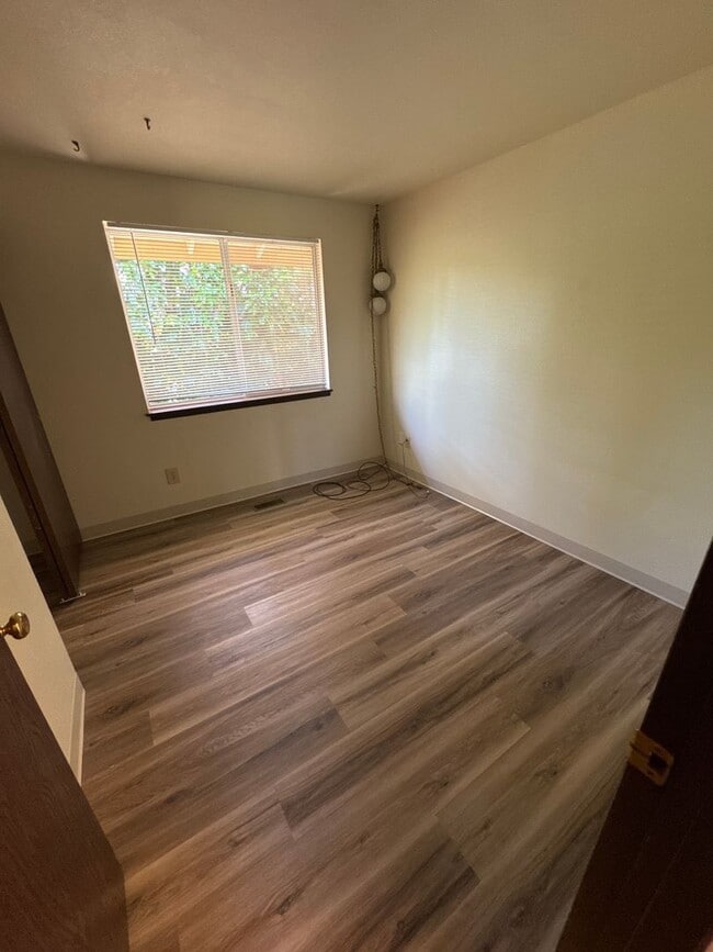 Building Photo - Cute 3 Bedroom 1 Bath in NW Corvallis! Sma...