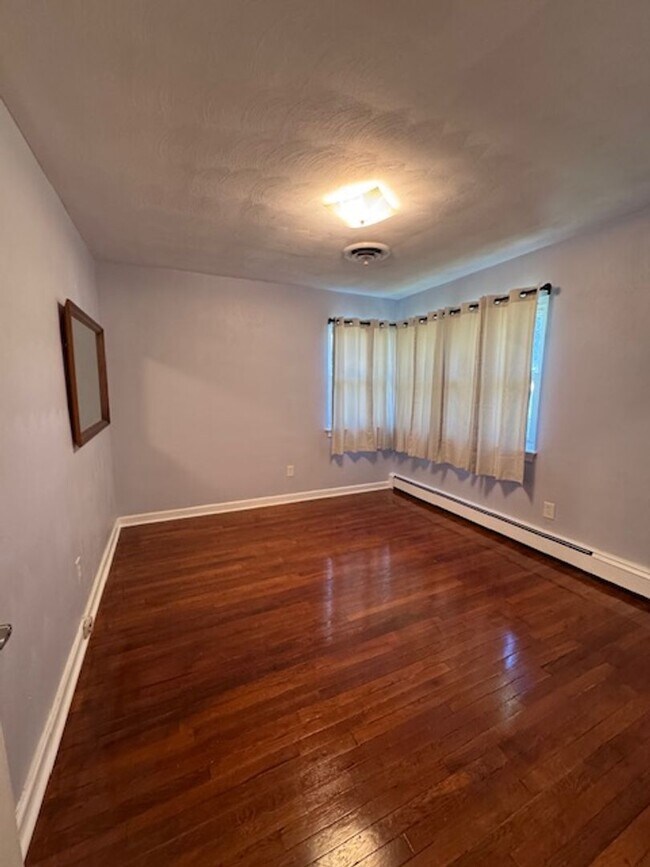 Building Photo - Spacious Brick Rancher