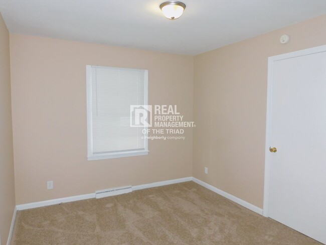 Building Photo - 3 Bedroom Home with New Carpet & New Paint...