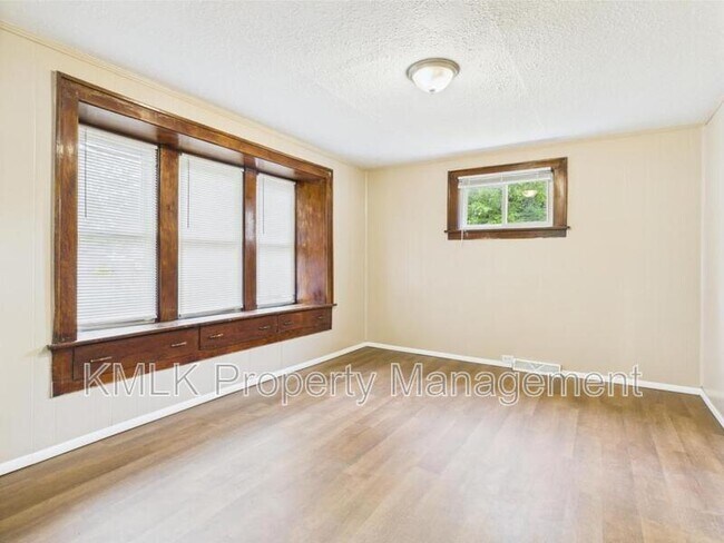 Building Photo - 84 E Mapledale Ave