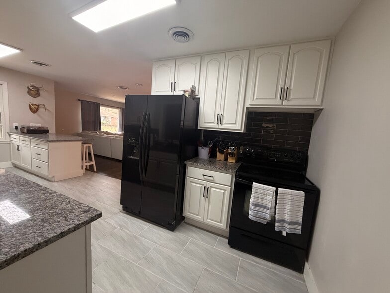 Building Photo - 321 Village Dr