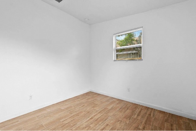 Building Photo - 3421 Pinewood Ave