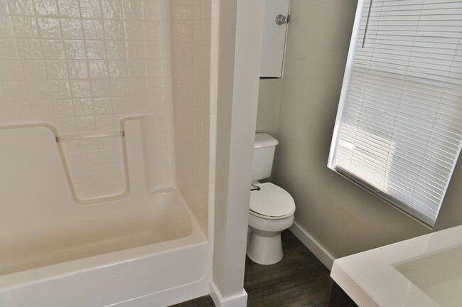 Building Photo - Eye-Catching 2 Bedroom in Heart of Midtown